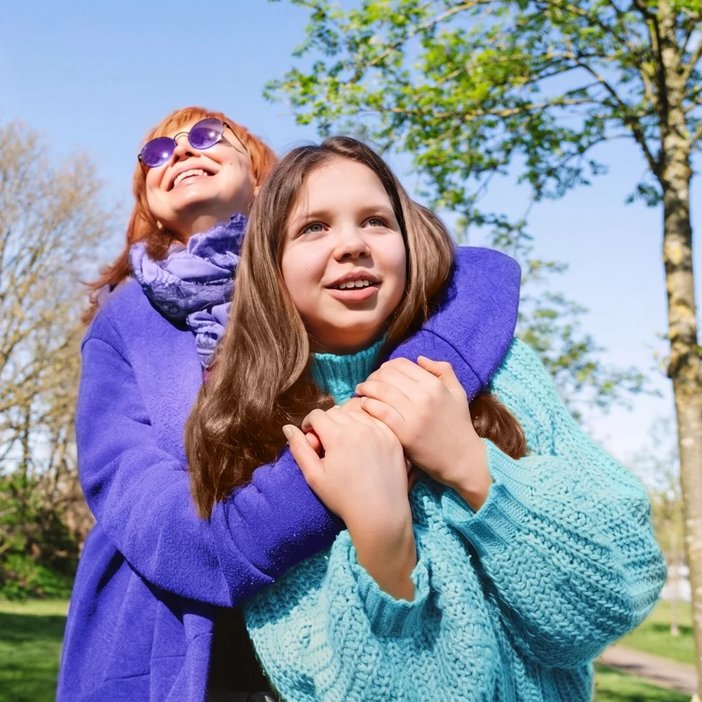 Twee meisjes die elkaar buiten omhelzen